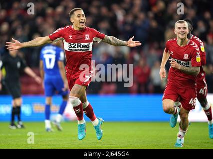 Marcus Tavernier von Middlesbrough (links) feiert das erste Tor ihrer Spielmannschaft während des Sky Bet Championship-Spiels im Riverside Stadium, Middlesbrough. Bilddatum: Mittwoch, 27. April 2022. Stockfoto