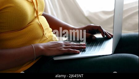 Hispanische afroamerikanische Frau mit Laptop-Computer Stockfoto