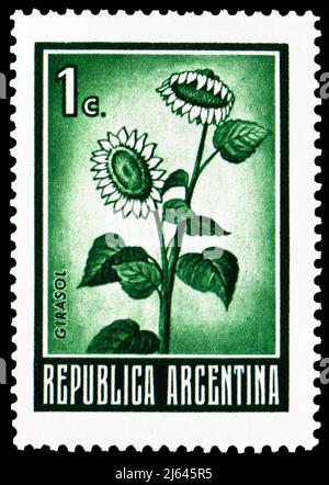 MOSKAU, RUSSLAND - 27. MÄRZ 2022: Die in Argentinien gedruckte Briefmarke zeigt die Serie Sonnenblumen, Persönlichkeiten und Landschaften, um 1972 Stockfoto
