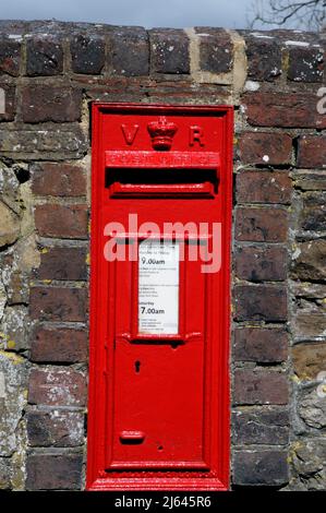 Ein an der Wand montierter Briefkasten aus der Regierungszeit von Königin Victoria in der historischen Stadt Rye, East Sussex, Großbritannien. Stockfoto