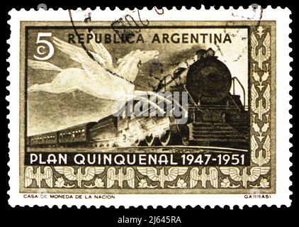 MOSKAU, RUSSLAND - 27. MÄRZ 2022: In Argentinien gedruckte Briefmarke zeigt Pegasus und Dampflokomotive, Fünfjahresplan 1947 - 1951 Serie, um 1951 Stockfoto