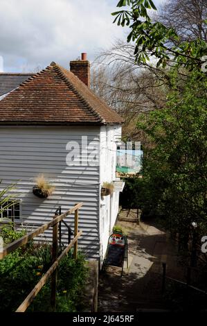 Das Ypern Castle Inn in der Stadt Rye in East Sussex. Dieses historische Pub liegt auf einer Treppe, die von den Gun Gardens hinunter führt. Stockfoto