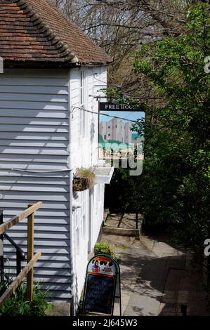 Das Ypern Castle Inn in der Stadt Rye in East Sussex. Dieses historische Pub liegt auf einer Treppe, die von den Gun Gardens hinunter führt. Stockfoto