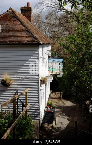 Das Ypern Castle Inn in der Stadt Rye in East Sussex. Dieses historische Pub liegt auf einer Treppe, die von den Gun Gardens hinunter führt. Stockfoto