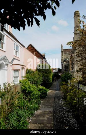 Pinkfarbenes Haus am Church Square in der historischen Stadt Rye in der englischen Grafschaft East Sussex. Im Hintergrund steht die Kirche St. Maria. Stockfoto