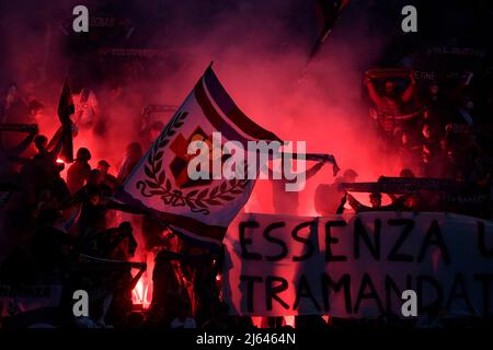 Bologna, Italien. 27. April 2022. Bologna-Fans beim Fußballspiel der Serie A zwischen dem FC Bologna und dem FC Internazionale im Renato Dall'Ara-Stadion in Bologna (Italien), 27.. April 2021. Foto Andrea Staccioli/Insidefoto Kredit: Insidefoto srl/Alamy Live News Stockfoto