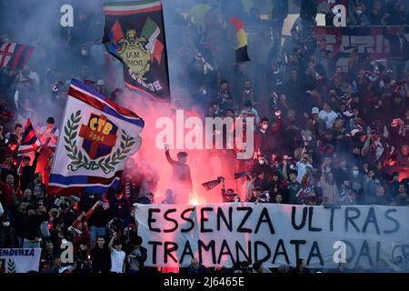 Bologna, Italien. 27. April 2022. Bologna-Fans beim Fußballspiel der Serie A zwischen dem FC Bologna und dem FC Internazionale im Renato Dall'Ara-Stadion in Bologna (Italien), 27.. April 2021. Foto Andrea Staccioli/Insidefoto Kredit: Insidefoto srl/Alamy Live News Stockfoto