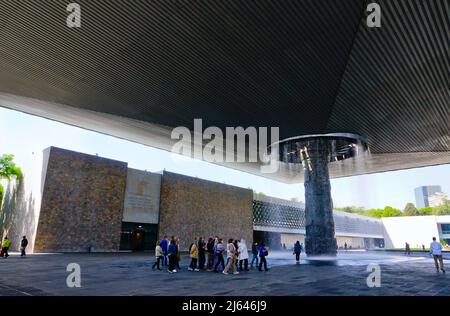 Nationales Anthropologiemuseum, Chapultepec Park, Mexiko-Stadt, Mexiko..Innenhof entworfen von Pedro Ramirez Vazquez Stockfoto