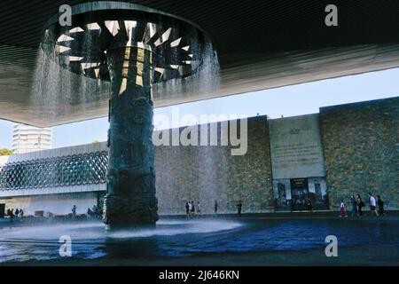 Nationales Anthropologiemuseum, Chapultepec Park, Mexiko-Stadt, Mexiko..Innenhof entworfen von Pedro Ramirez Vazquez Stockfoto