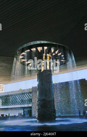 Nationales Anthropologiemuseum, Chapultepec Park, Mexiko-Stadt, Mexiko..Innenhof entworfen von Pedro Ramirez Vazquez Stockfoto