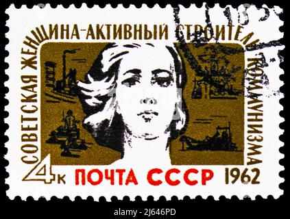 MOSKAU, RUSSLAND - 27. MÄRZ 2022: Die in der Sowjetunion gedruckte Briefmarke zeigt die sowjetische Frau - die aktive Bauerin des Kommunismus, um 1962 Stockfoto