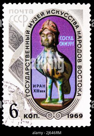 MOSKAU, RUSSLAND - 27. MÄRZ 2022: Die in der Sowjetunion gedruckte Briefmarke zeigt das Schiff als Vogel mit Frauengesicht "Simurg" (Iran, 13. c.), Staatsmuseum von Stockfoto