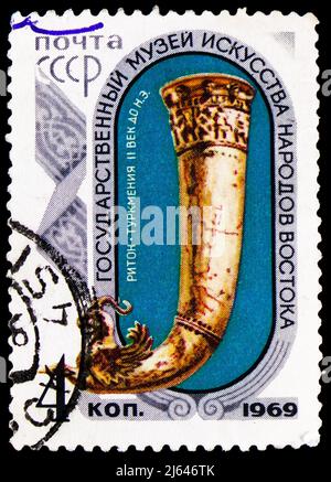 MOSKAU, RUSSLAND - 27. MÄRZ 2022: Die in der Sowjetunion gedruckte Briefmarke zeigt das turkmenische Trinkhorn 'Riton' (2. c. BC), State Museum of Oriental Art i Stockfoto