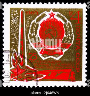 MOSKAU, RUSSLAND - 27. MÄRZ 2022: Briefmarke in der Sowjetunion zeigt 25. Jahrestag der Befreiung der Ukraine, Serie, circa1969 Stockfoto