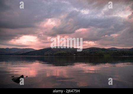 Wunderschöner Sonnenuntergang über Windermere, einem der berühmtesten Seen im berüchtigten Lake District National Park, Cumbria, England, Großbritannien Stockfoto