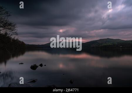 Wunderschöner Sonnenuntergang über Windermere, einem der berühmtesten Seen im berüchtigten Lake District National Park, Cumbria, England, Großbritannien Stockfoto