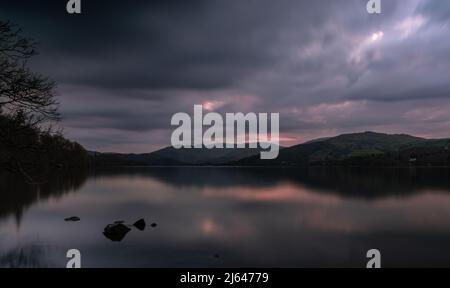 Wunderschöner Sonnenuntergang über Windermere, einem der berühmtesten Seen im berüchtigten Lake District National Park, Cumbria, England, Großbritannien Stockfoto