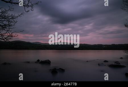 Wunderschöner Sonnenuntergang über Windermere, einem der berühmtesten Seen im berüchtigten Lake District National Park, Cumbria, England, Großbritannien Stockfoto