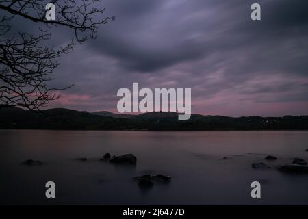 Wunderschöner Sonnenuntergang über Windermere, einem der berühmtesten Seen im berüchtigten Lake District National Park, Cumbria, England, Großbritannien Stockfoto