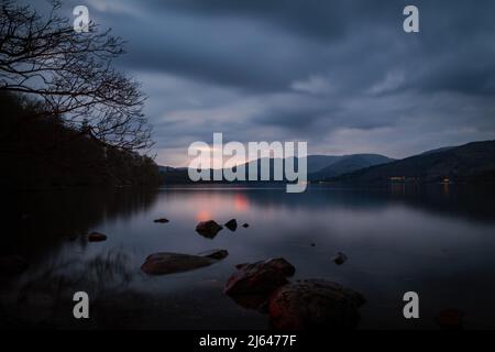 Wunderschöner Sonnenuntergang über Windermere, einem der berühmtesten Seen im berüchtigten Lake District National Park, Cumbria, England, Großbritannien Stockfoto