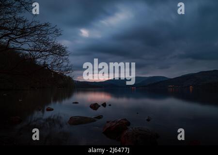 Wunderschöner Sonnenuntergang über Windermere, einem der berühmtesten Seen im berüchtigten Lake District National Park, Cumbria, England, Großbritannien Stockfoto