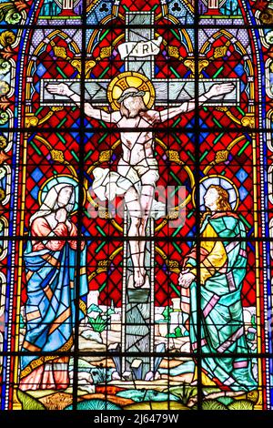 Schöne Glasmalerei der Kreuzigung, erstellt von M Fassi-Cadet von Nizza, im Inneren der historischen Christ Church Cathedral, Nassau, Bahamas. Stockfoto