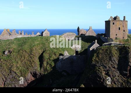 Dunnottar Castle,Stonehaven, Aberdeenshire, Schottland, Vereinigtes Königreich. Eine zerstörte mittelalterliche Festung auf einer felsigen Landzunge an der Nordostküste Schottlands, etwa 2 Meilen südlich von Stonehaven. Die erhaltenen Gebäude stammen größtenteils aus dem 15.. Und 16.. Jahrhundert, aber es wird angenommen, dass die Stätte im frühen Mittelalter befestigt wurde. Auf einem 160 Meter hohen Felsen gelegen und auf drei Seiten von der Nordsee umgeben, waren diese dramatischen und eindrucksvollen Ruinen auf einer Klippe einst eine uneinnehmbare Festung des Earls Marischal, einst eine der mächtigsten Familien Schottlands. Stockfoto