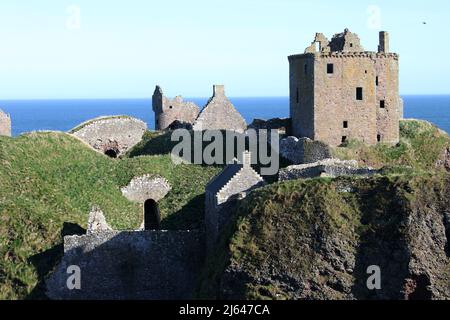 Dunnottar Castle,Stonehaven, Aberdeenshire, Schottland, Vereinigtes Königreich. Eine zerstörte mittelalterliche Festung auf einer felsigen Landzunge an der Nordostküste Schottlands, etwa 2 Meilen südlich von Stonehaven. Die erhaltenen Gebäude stammen größtenteils aus dem 15.. Und 16.. Jahrhundert, aber es wird angenommen, dass die Stätte im frühen Mittelalter befestigt wurde. Auf einem 160 Meter hohen Felsen gelegen und auf drei Seiten von der Nordsee umgeben, waren diese dramatischen und eindrucksvollen Ruinen auf einer Klippe einst eine uneinnehmbare Festung des Earls Marischal, einst eine der mächtigsten Familien Schottlands. Stockfoto