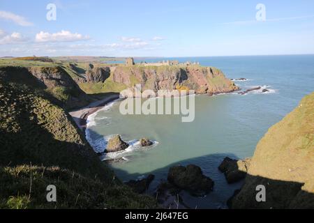 Dunnottar Castle,Stonehaven, Aberdeenshire, Schottland, Vereinigtes Königreich. Eine zerstörte mittelalterliche Festung auf einer felsigen Landzunge an der Nordostküste Schottlands, etwa 2 Meilen südlich von Stonehaven. Die erhaltenen Gebäude stammen größtenteils aus dem 15.. Und 16.. Jahrhundert, aber es wird angenommen, dass die Stätte im frühen Mittelalter befestigt wurde. Auf einem 160 Meter hohen Felsen gelegen und auf drei Seiten von der Nordsee umgeben, waren diese dramatischen und eindrucksvollen Ruinen auf einer Klippe einst eine uneinnehmbare Festung des Earls Marischal, einst eine der mächtigsten Familien Schottlands. Stockfoto