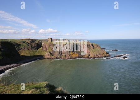 Dunnottar Castle,Stonehaven, Aberdeenshire, Schottland, Vereinigtes Königreich. Eine zerstörte mittelalterliche Festung auf einer felsigen Landzunge an der Nordostküste Schottlands, etwa 2 Meilen südlich von Stonehaven. Die erhaltenen Gebäude stammen größtenteils aus dem 15.. Und 16.. Jahrhundert, aber es wird angenommen, dass die Stätte im frühen Mittelalter befestigt wurde. Auf einem 160 Meter hohen Felsen gelegen und auf drei Seiten von der Nordsee umgeben, waren diese dramatischen und eindrucksvollen Ruinen auf einer Klippe einst eine uneinnehmbare Festung des Earls Marischal, einst eine der mächtigsten Familien Schottlands. Stockfoto