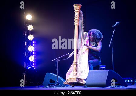 Bremen, Deutschland. 27. April 2022. Brandee Younger spielt die Harfe bei der Verleihung des Deutschen Jazzpreises 2022 im Metropol Theater. Die Gewinner in 31 Kategorien werden bei der zweiten Ausgabe des Jazz Prize in diesem Jahr geehrt. Quelle: Sina Schuldt/dpa/Alamy Live News Stockfoto