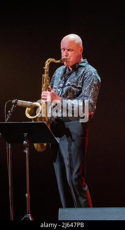 Bremen, Deutschland. 27. April 2022. Gebhard Ullmann, Gewinner des Deutschen Jazzpreises 2022 in der Kategorie Holzbläser, spielt das Saxophon bei der Preisverleihung im Metropol Theater Bremen. Die Gewinner in 31 Kategorien werden bei der zweiten Ausgabe des Jazz Prize in diesem Jahr geehrt. Quelle: Sina Schuldt/dpa/Alamy Live News Stockfoto