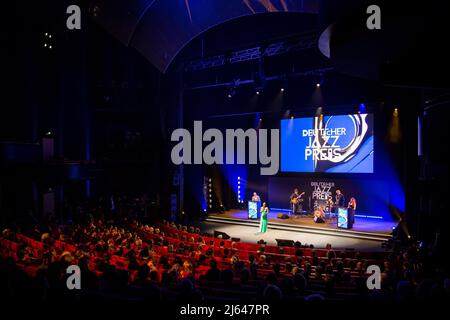 Bremen, Deutschland. 27. April 2022. Der German Jazz Award 2022 wird im Metropol Theater verliehen. Bei der zweiten Ausgabe des Jazz Awards wurden in diesem Jahr Gewinner in 31 Kategorien geehrt. Quelle: Sina Schuldt/dpa/Alamy Live News Stockfoto