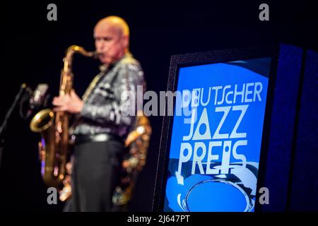 Bremen, Deutschland. 27. April 2022. Gebhard Ullmann, Gewinner des Deutschen Jazzpreises 2022 in der Kategorie Holzbläser, spielt das Saxophon bei der Preisverleihung im Metropol Theater Bremen. Die diesjährige zweite Ausgabe des Jazz Prize wird Gewinner in 31 Kategorien ehren. Quelle: Sina Schuldt/dpa/Alamy Live News Stockfoto