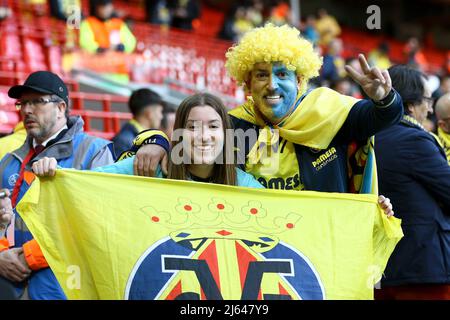 Liverpool, Großbritannien. 27. April 2022. Villarreal CF Fans .UEFA Champions League, Halbfinale 1. Leg Match, Liverpool gegen Villarreal im Anfield Stadium in Liverpool am Mittwoch, 27.. April 2022. Dieses Bild darf nur für redaktionelle Zwecke verwendet werden. Nur zur redaktionellen Verwendung, Lizenz für kommerzielle Nutzung erforderlich. Keine Verwendung in Wetten, Spielen oder einem einzigen Club / Liga / Spieler Publikationen. PIC von Chris Stading / Andrew Orchard Sport Fotografie / Alamy Live News Kredit: Andrew Orchard Sport Fotografie / Alamy Live News Stockfoto