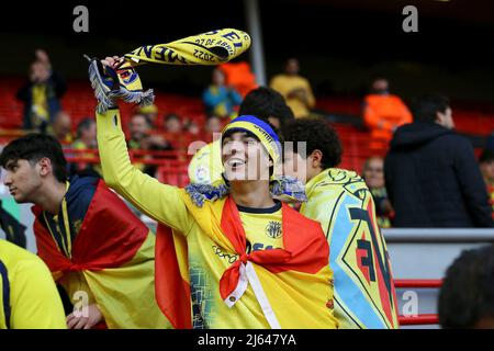 Liverpool, Großbritannien. 27. April 2022. Villarreal CF Fans .UEFA Champions League, Halbfinale 1. Leg Match, Liverpool gegen Villarreal im Anfield Stadium in Liverpool am Mittwoch, 27.. April 2022. Dieses Bild darf nur für redaktionelle Zwecke verwendet werden. Nur zur redaktionellen Verwendung, Lizenz für kommerzielle Nutzung erforderlich. Keine Verwendung in Wetten, Spielen oder einem einzigen Club / Liga / Spieler Publikationen. PIC von Chris Stading / Andrew Orchard Sport Fotografie / Alamy Live News Kredit: Andrew Orchard Sport Fotografie / Alamy Live News Stockfoto