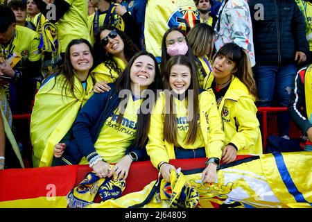 Liverpool, Großbritannien. 27. April 2022. Villarreal CF Fans .UEFA Champions League, Halbfinale 1. Leg Match, Liverpool gegen Villarreal im Anfield Stadium in Liverpool am Mittwoch, 27.. April 2022. Dieses Bild darf nur für redaktionelle Zwecke verwendet werden. Nur zur redaktionellen Verwendung, Lizenz für kommerzielle Nutzung erforderlich. Keine Verwendung in Wetten, Spielen oder einem einzigen Club / Liga / Spieler Publikationen. PIC von Chris Stading / Andrew Orchard Sport Fotografie / Alamy Live News Kredit: Andrew Orchard Sport Fotografie / Alamy Live News Stockfoto