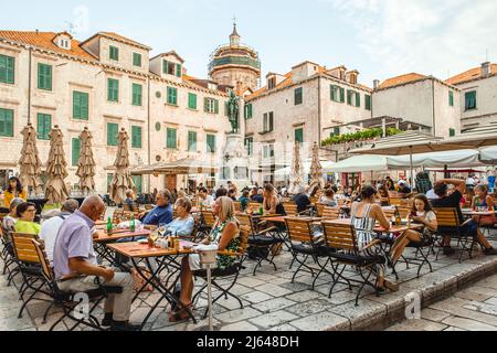 Dubrovnik, Kroatien - 18. September 2019: Open Air Restaurant Terrasse in der Altstadt von Dubrownik mit vielen Touristen genießen ihren Urlaub in Kroatien Stockfoto