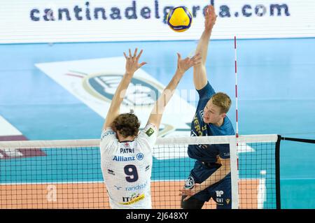 Verona, Italien. 27. April 2022. Spike of Rok Movic - Verona Volley während des Play Off 5. Platz - Verona Volley vs Allianz Milano, Volleyball Italienische Serie A Männer Superliga Meisterschaft in Verona, Italien, April 27 2022 Quelle: Independent Photo Agency/Alamy Live News Stockfoto