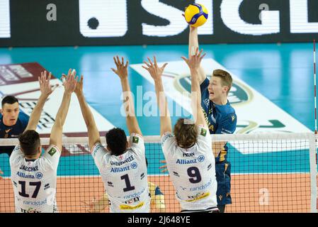 Verona, Italien. 27. April 2022. Spike of Rok Movic - Verona Volley während des Play Off 5. Platz - Verona Volley vs Allianz Milano, Volleyball Italienische Serie A Männer Superliga Meisterschaft in Verona, Italien, April 27 2022 Quelle: Independent Photo Agency/Alamy Live News Stockfoto