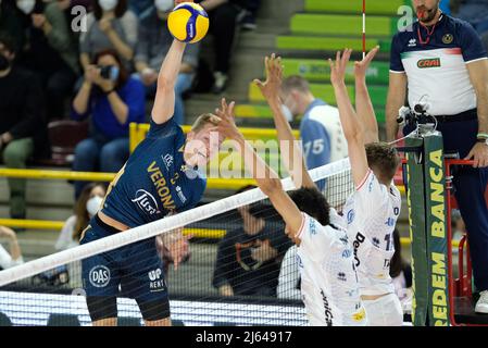 Verona, Italien. 27. April 2022. Spike of Rok Movic - Verona Volley während des Play Off 5. Platz - Verona Volley vs Allianz Milano, Volleyball Italienische Serie A Männer Superliga Meisterschaft in Verona, Italien, April 27 2022 Quelle: Independent Photo Agency/Alamy Live News Stockfoto