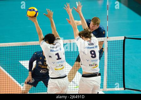 Verona, Italien. 27. April 2022. Spike of Rok Movic - Verona Volley während des Play Off 5. Platz - Verona Volley vs Allianz Milano, Volleyball Italienische Serie A Männer Superliga Meisterschaft in Verona, Italien, April 27 2022 Quelle: Independent Photo Agency/Alamy Live News Stockfoto