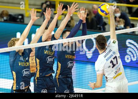 Verona, Italien. 27. April 2022. Block of By Uros Nikolic - Verona Volley während des Play Off 5. Platz - Verona Volley vs Allianz Milano, Volleyball Italienische Serie A Männer Superliga Meisterschaft in Verona, Italien, April 27 2022 Quelle: Independent Photo Agency/Alamy Live News Stockfoto