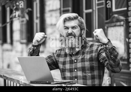 Aktienhändler. Online-Geschäft. Online-Unternehmer arbeiten im Freien. Mann arbeitet mit Laptop. Laptop-Terrasse für Geschäftsleute. Online-Schulungen. Surfen Stockfoto