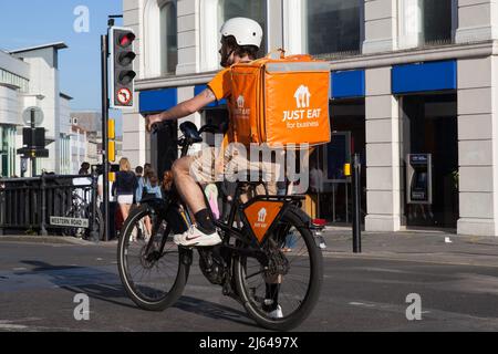 Essen Sie einfach einen Fahrradkurier in Brighton, East Sussex Stockfoto