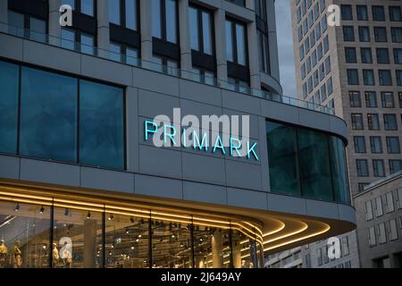 Berlin, Deutschland. 27. April 2022. StoreFront des irischen Schnellmodehändlers Primark in Berlin. (Foto: Michael Kuenne/PRESSCOV/Sipa USA) Quelle: SIPA USA/Alamy Live News Stockfoto