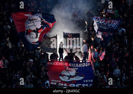 Bologna, Italien. 27. April 2022. Bologna-Fans beim Fußballspiel der Serie A zwischen dem FC Bologna und dem FC Internazionale im Renato Dall'Ara-Stadion in Bologna (Italien), 27.. April 2021. Foto Andrea Staccioli/Insidefoto Kredit: Insidefoto srl/Alamy Live News Stockfoto