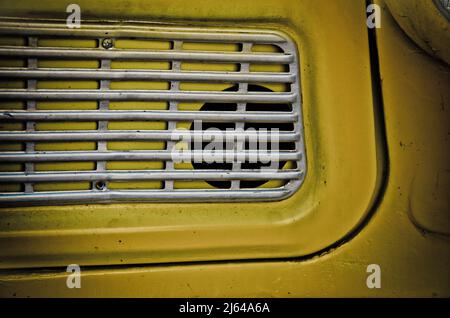 Der Trabant /trəˈbɑːnt/ ist ein Fahrzeug, das vom ehemaligen DDR-Automobilhersteller VEB Sachsenring Automobilwerke Zwickau in Zwickau, Sachsen, produziert wurde. Stockfoto