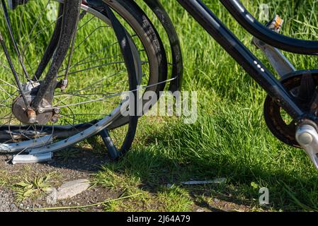 Göteborg, Schweden - Mai 28 2021: Fahrrad mit gebrochenem Vorderrad Stockfoto