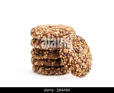 Gesunde Fitness-Kekse aus Sonnenblumenkernen und Sesamsamen mit Leinsamen isoliert auf Weiß Stockfoto